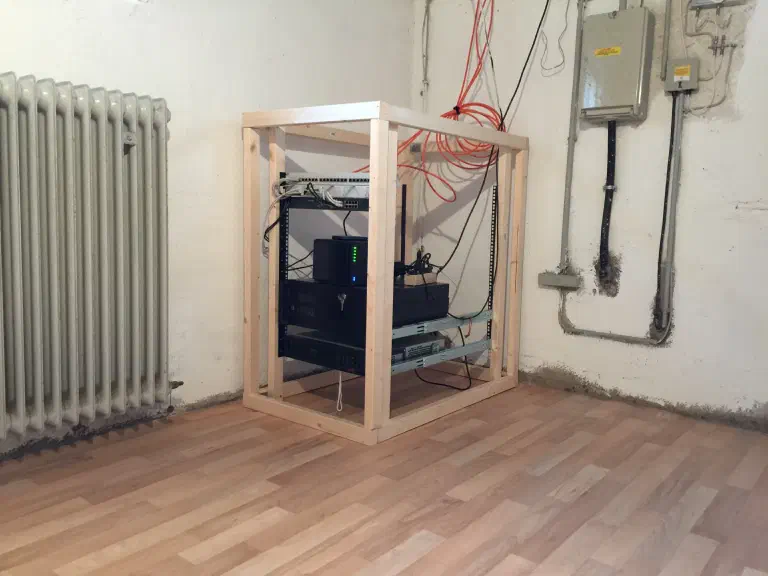 Fertiges DIY Server Rack