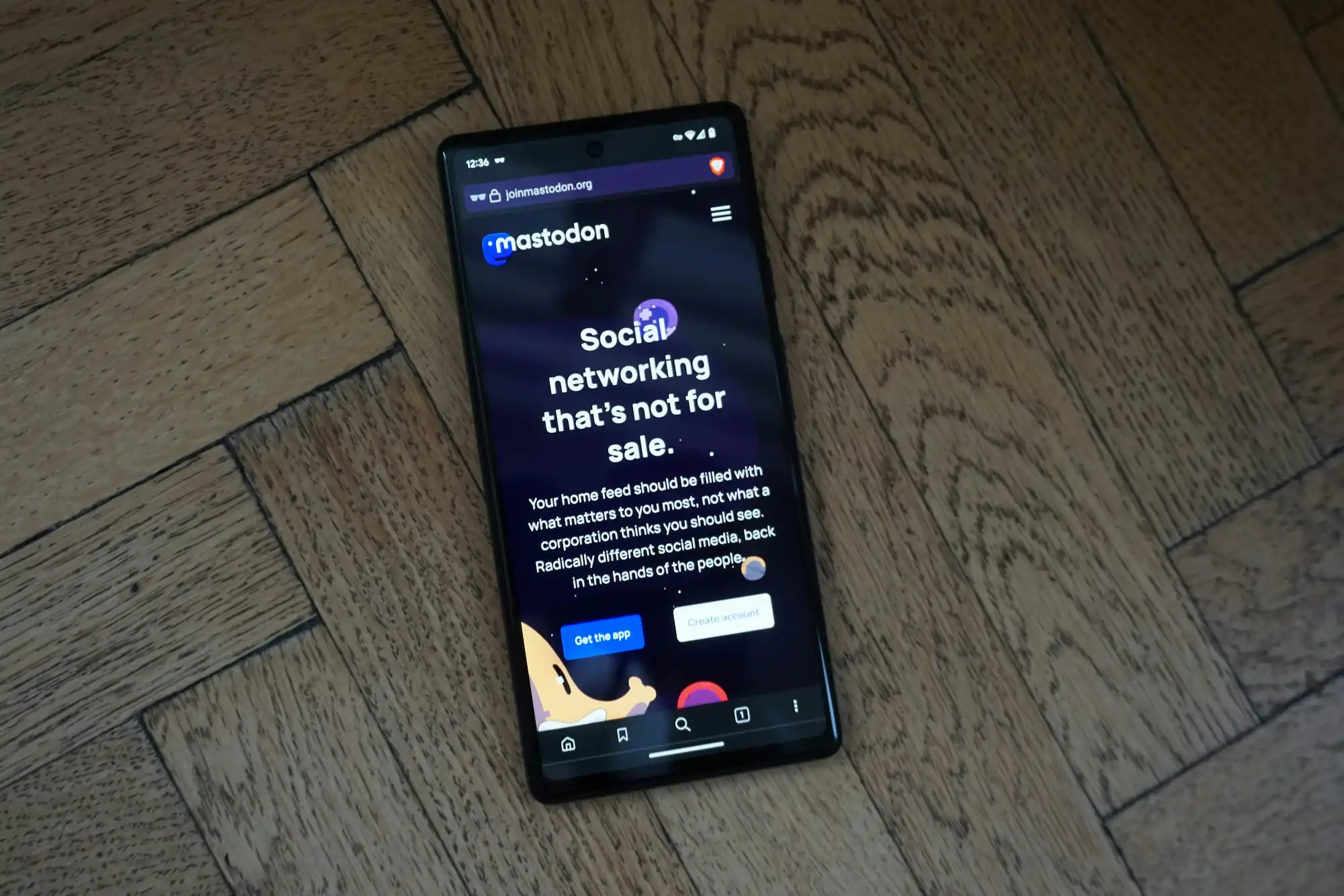 Foto von einem Smartphone mit der Mastodon Webseite