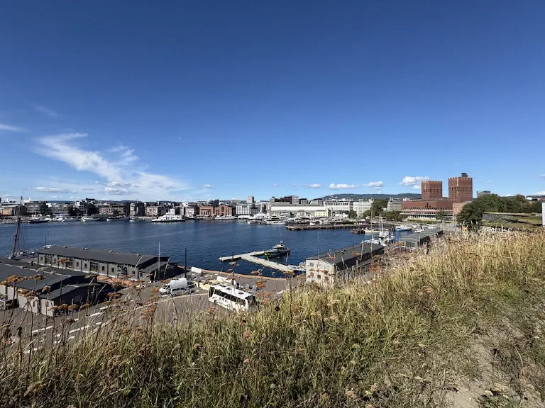 Blick von der Festung Akershus über den Hafen von Oslo auf das Rathaus mit seinen zwei Backsteintürmen
