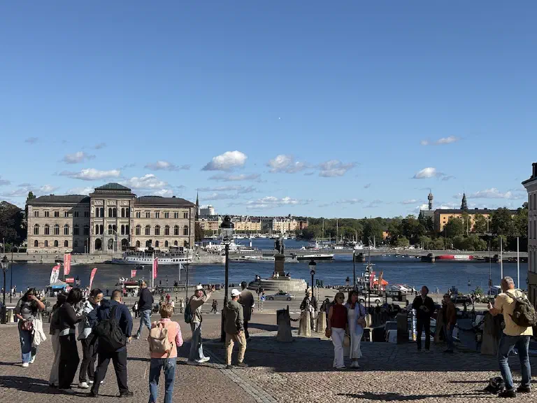 Blick vom Schlossvorplatz in Stockholm über das Wasser auf das Nationalmuseum bei Sonnenschein