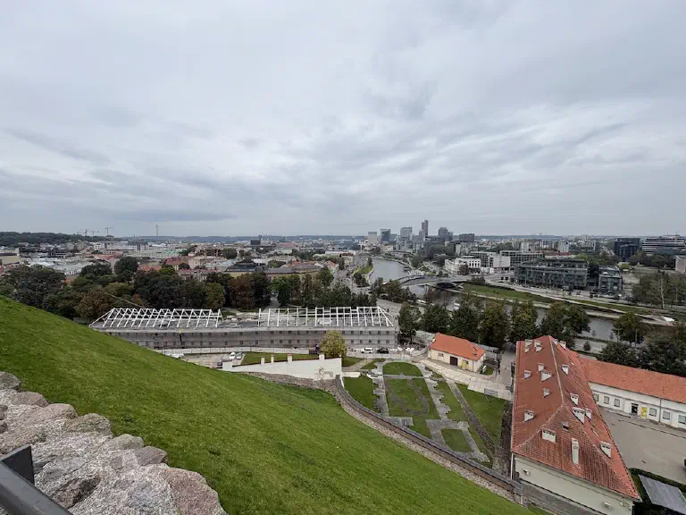 Blick vom Burgberg in Vilnius über den Fluss Neris auf die Hochhäuser am anderen Ufer