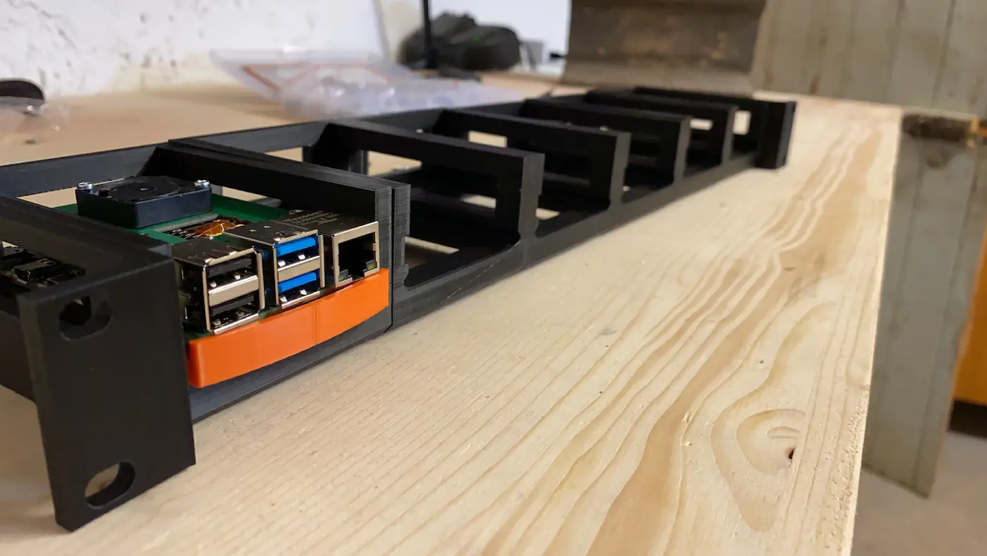 1 HE Raspberry Pi Server Rack für bis zu sechs RPis