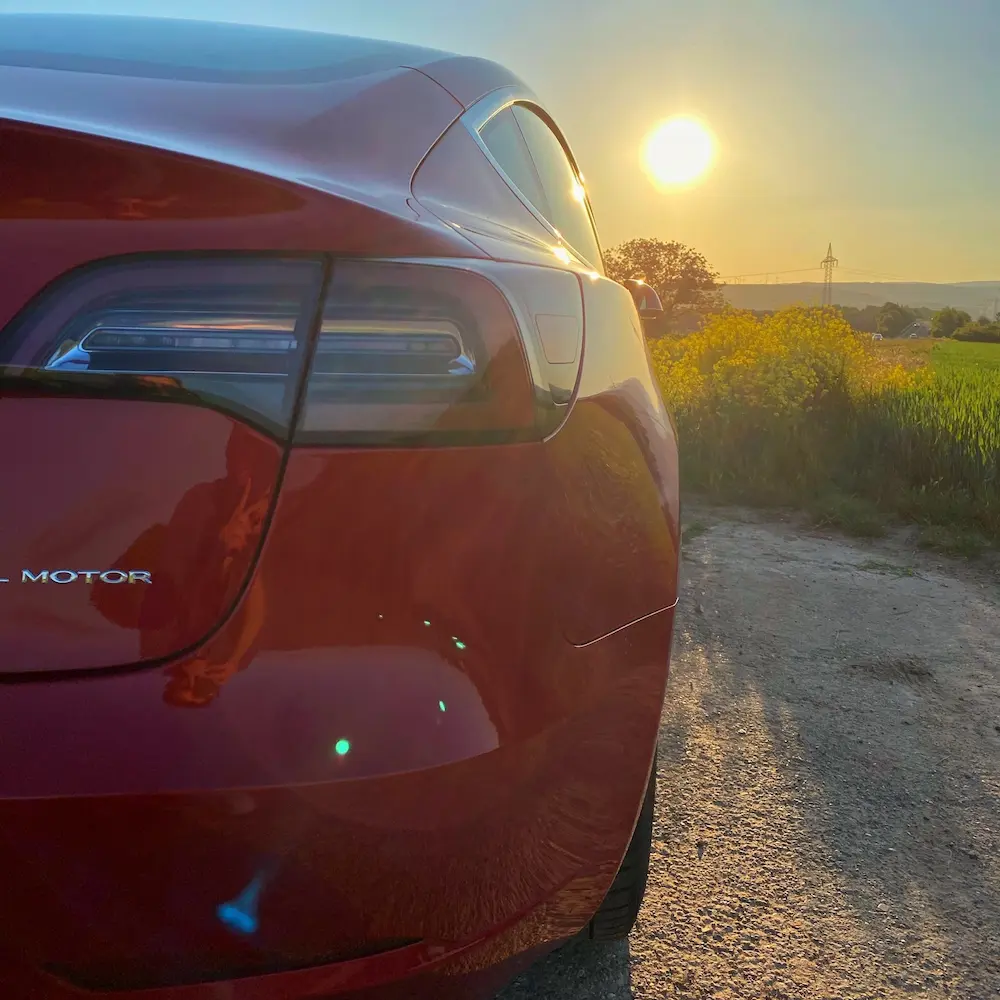 Bild eines Tesla Model 3 von hinten