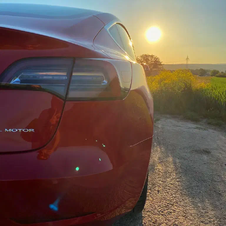 Bild eines Tesla Model 3 von hinten